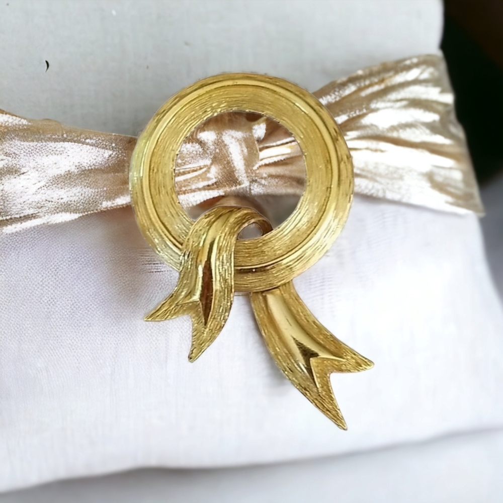 Vintage Mid Century Signed MONET Goldtone Bow Brooch Pin - Picture 3 of 14